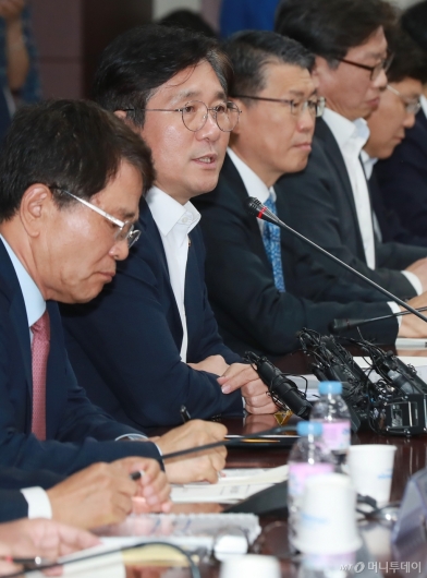 [사진]수출상황 점검회의 참석한 성윤모 장관
