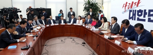 [사진]자유한국당 당대표 및 최고위원-중진의원 연석회의