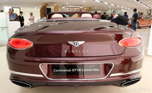 [사진]컨티넨탈 GT V8 컨버터블 '뒷태까지 매력적'