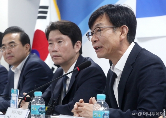 [사진]당정청 회의 발언하는 김상조
