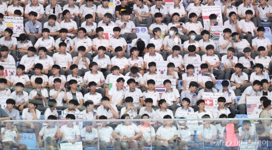 [사진]광주세계수영선수권대회 찾은 학생들