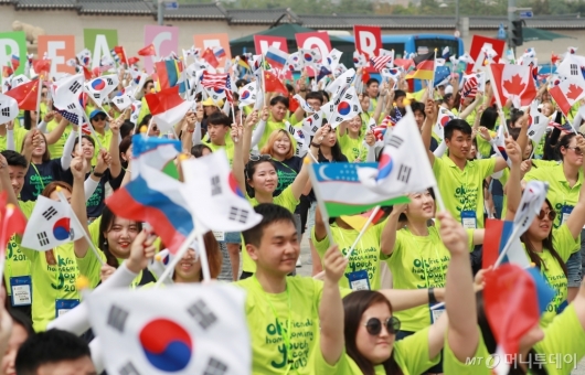 [사진]재외동포 대학생들의 '대한독립만세'