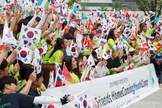 [사진]태극기 흔드는 재외동포 대학생들