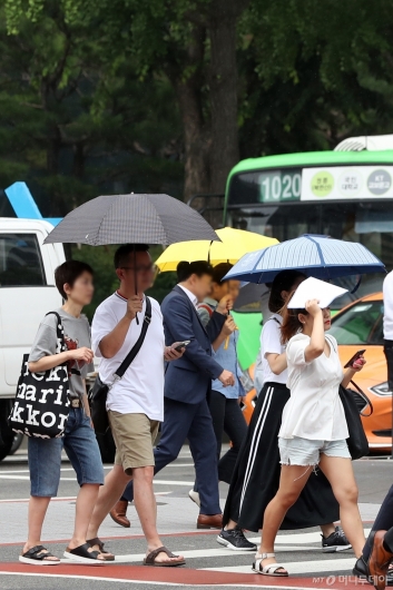 [사진]'우산 챙기세요'