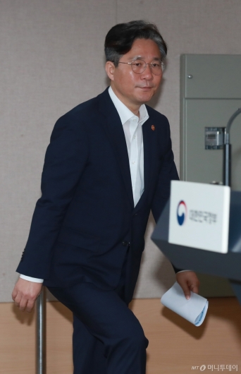 [사진]일본 수출무역관리령 개정 의견서 제출 브리핑 나선 성윤모 장관