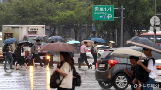 [사진]우산 쓴 시민들