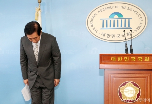 [사진]기자회견 마친 김성태 의원