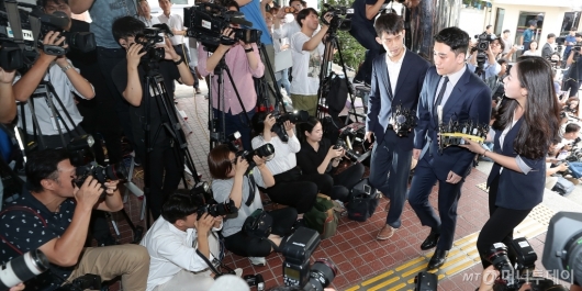 [사진]'원정도박 혐의' 승리, 경찰 출석