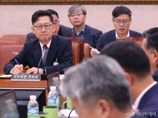 [사진]질문 경청하는 김현수 후보자