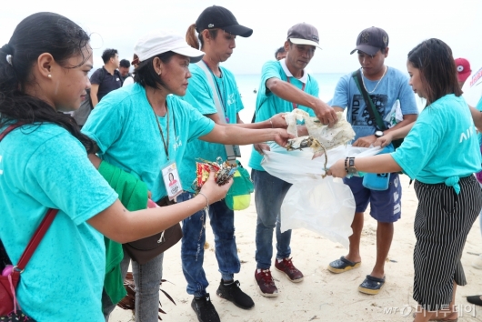 [사진]에어서울, 현지 주민들과 함께 해양 정화 캠페인
