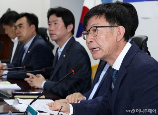 [사진]공정경제 하위법령 개정방안 협의하는 김상조