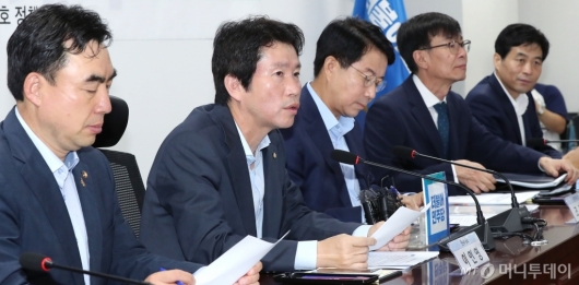 [사진]공정경제 하위법령 개정방안 논의하는 이인영