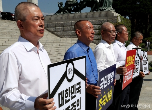 [사진]삭발식 마친 자유한국당 의원들 