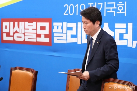 [사진]기자간담회 참석하는 이인영 원내대표