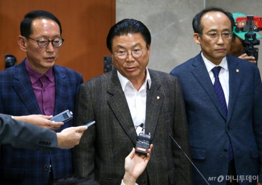[사진]한국당 당직자 일괄 총사퇴