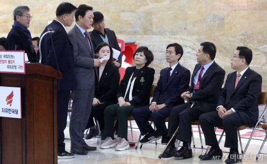 [사진]의견 나누는 한국당 의원들