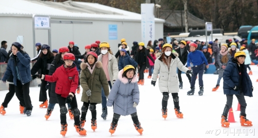 [사진]서울광장 스케이트장 찾은 시민들