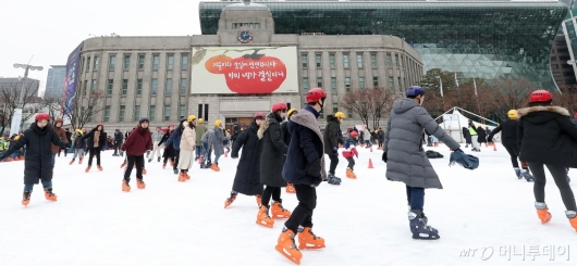 [사진]스케이트장 찾은 시민들