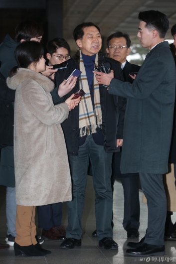 [사진]질문 답하는 김기현 전 울산시장