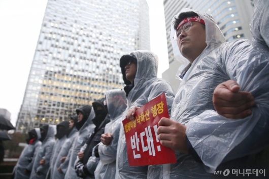 [사진]윤종원 기업은행장 출근 저지하는 노조원들