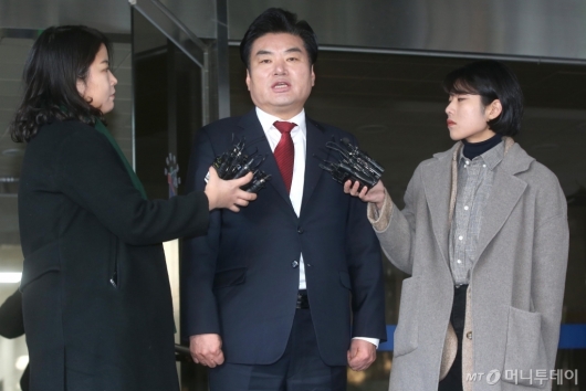 [사진]'뇌물 혐의' 원유철, 1심서 징역 10월 선고...법정구속 피해