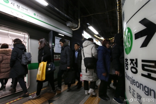 [사진]지하철 대부분 정상운행...3호선 고장지연에 승객 폭발