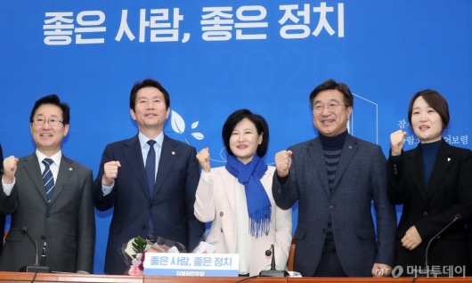 [사진]민주당 13호 영입인재 이수진 전 부장판사