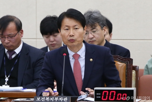 [사진]신종 코로나 관련 보건복지위 출석한 김강립 차관