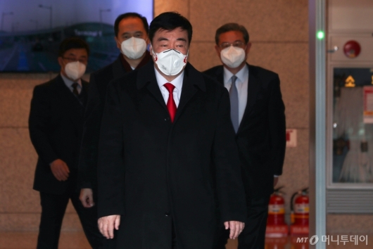 [사진]마스크 쓰고 입국하는 싱하이밍 신임 주한중국대사