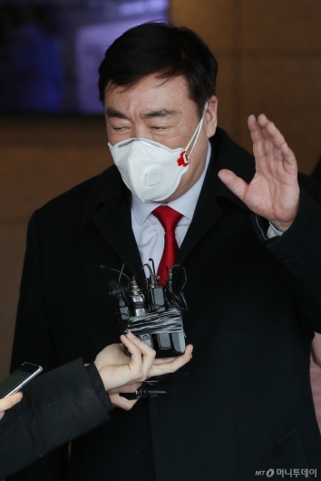 [사진]마스크 착용한 싱하이밍 신임 주한중국대사
