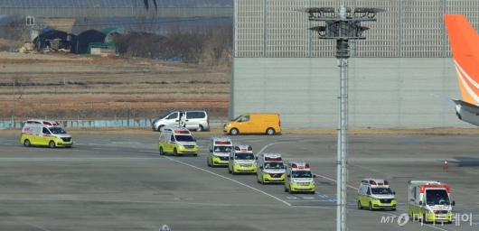 [사진]공항 출발하는 응급차량들
