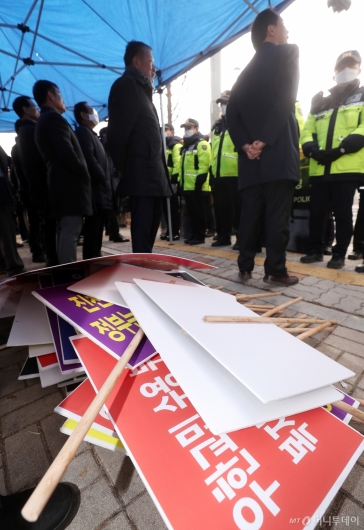 [사진]'수용 반대' 피켓 놓은 진천 주민들