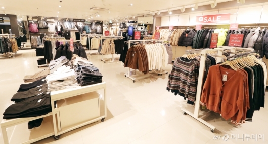 [사진]'신종 코로나 공포' 발길 끊긴 쇼핑몰