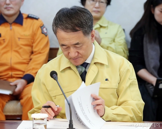 [사진]'신종 코로나' 자료 살피는 박능후 장관