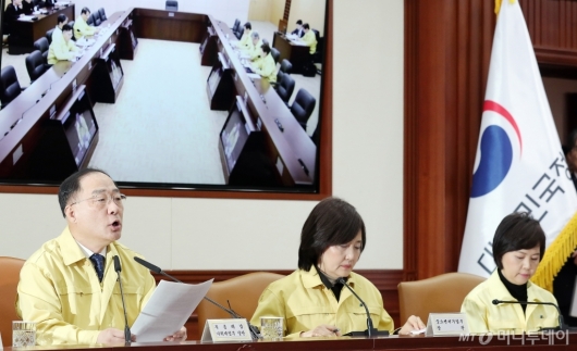 [사진]'신종 코로나' 대응 회의 주재하는 홍남기 부총리