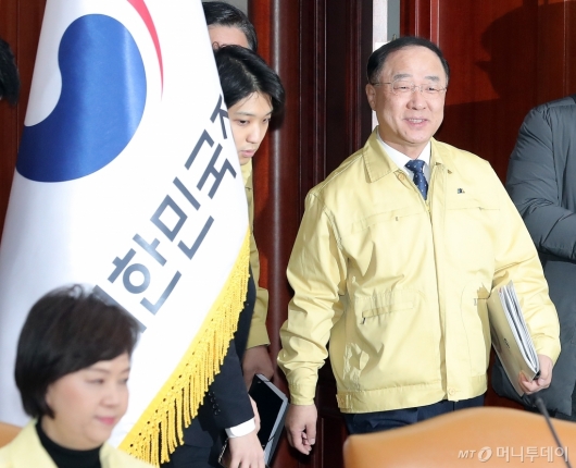 [사진]'신종 코로나' 대응 회의 참석하는 홍남기 부총리
