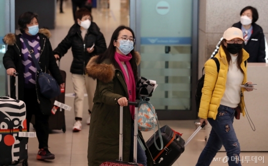 [사진]중국발 여객기 전용 검역대 통과한 탑승객들