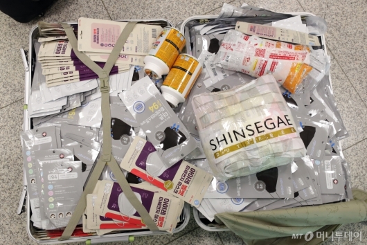 [사진]여행가방에 가득 담긴 마스크들
