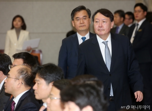 [사진]선거담당 부장검사 회의 참석하는 윤석열 총장