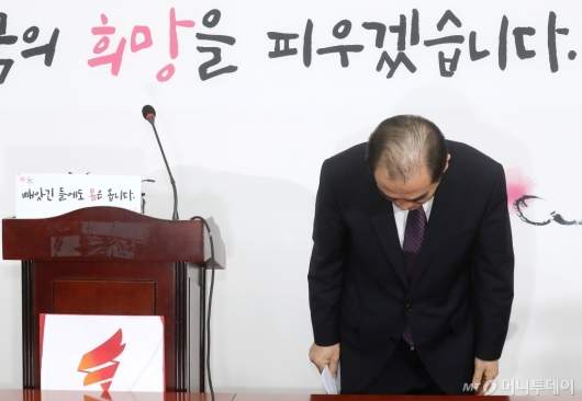 [사진]자유한국당 입당한 태영호