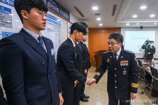 [사진]수사상황실 직원과 악수하는 민갑룡 경찰청장