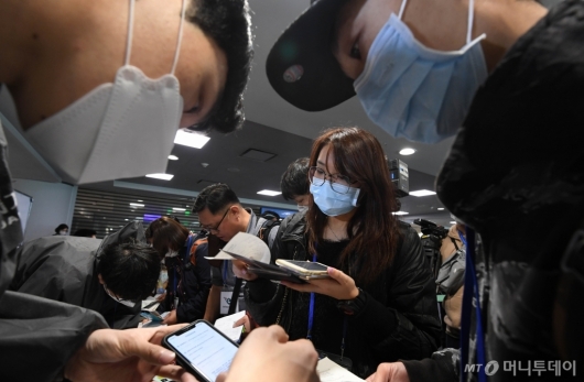 [사진]코로나19 자가진단앱 설치하는 홍콩발 여행객들