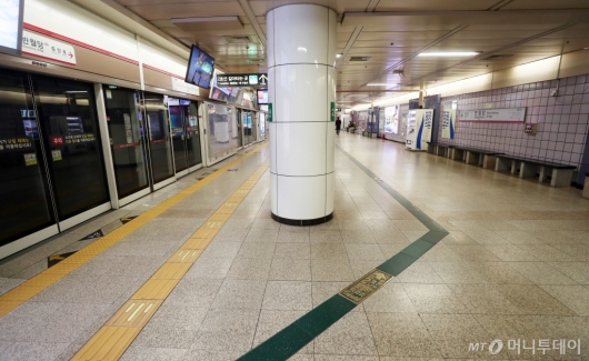 [사진]한산한 출근길 지하철 역사