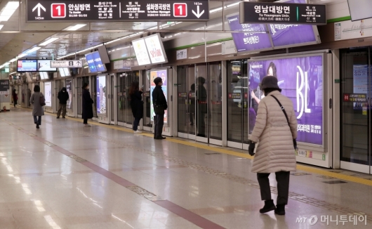[사진]'코로나 19' 확산에 한산한 대구 지하철