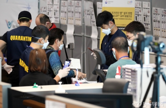 [사진]특별입국절차 받는 일본발 탑승객들