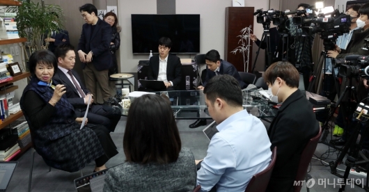 [사진]열린민주당 창당 관련 간담회 갖는 손혜원-정봉주