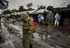 "�ڷγ� ���Ϸ��� ȫ���� �װڴ�"��<br>��ﱹ ������