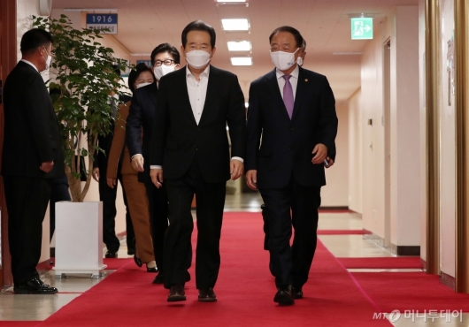 [사진]국무회의 참석하는 정세균-홍남기