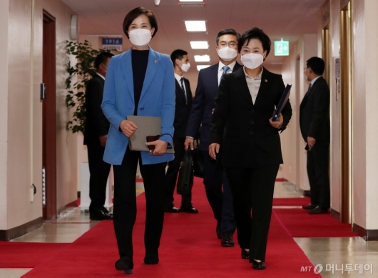 [사진]국무회의 참석하는 유은혜-김현미