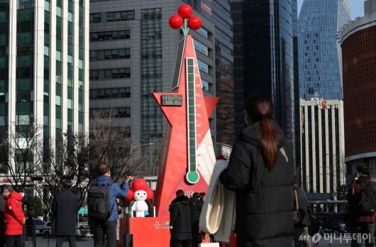 [사진]시청 앞 광장에 설치된 '사랑의 온도탑'